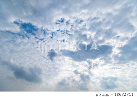 秋の空　白い雲と青い空　背景素材　コピースペース　文字スペース　積雲　層積雲か高積雲イメージ 18672711