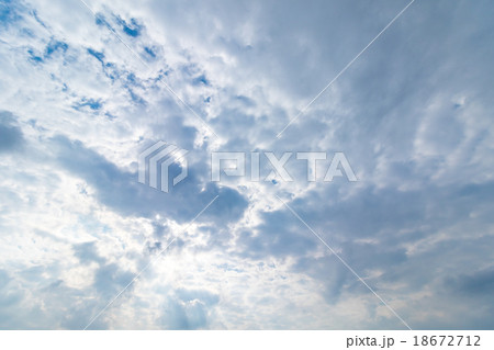 秋の空　白い雲と青い空　背景素材　コピースペース　文字スペース　積雲　層積雲か高積雲イメージ 18672712