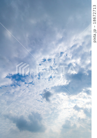 秋の空　白い雲と青い空　背景素材　コピースペース　文字スペース　積雲　層積雲か高積雲イメージ 18672713