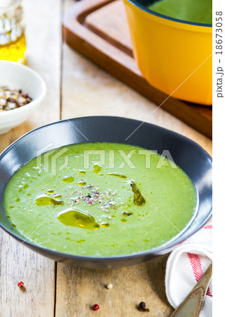 Spinach with celery and fennel soup 18673058