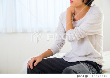 肩凝り 首が痛い 首の凝り 肩こり 体調不良 10代か20代の若い男性 ポートレート 部屋着 肩凝り 首が痛い 首の凝り 肩こり 体調不良 10代か20代の若い男性 ポートレート 部屋着 18673340