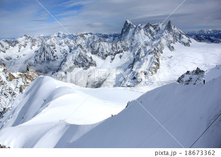 フランス、エギーユ・デュ・ミディ展望台から見たモンブラン登頂を目指す登山家 18673362