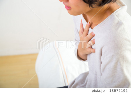 動悸息切れ　心不全　体調不良　10代か20代の若い男性　ポートレート　部屋着 18675192