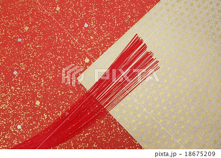 華やかな年賀状背景素材 赤系金銀箔和紙と麻の葉柄金和紙の2種背景紙に赤水引 横位置ハガキ対応比の写真素材
