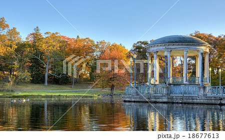 秋の庭園と見晴台 秋の庭園と見晴台 18677613