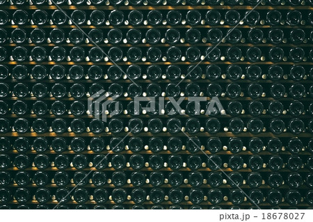 Bottle of champagne Bottle of champagne 18678027