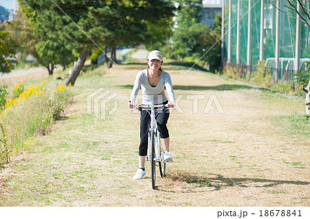 自転車に乗っている日本人女性 自転車に乗っている日本人女性 18678841