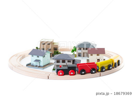 住宅街を走るおもちゃの機関車の写真素材