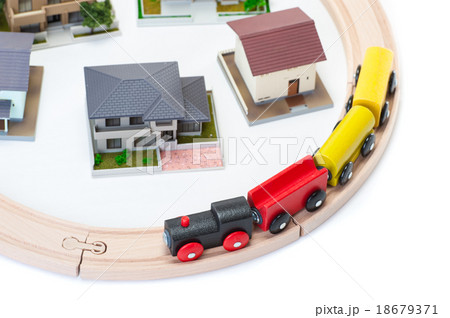 住宅街を走るおもちゃの機関車 18679371