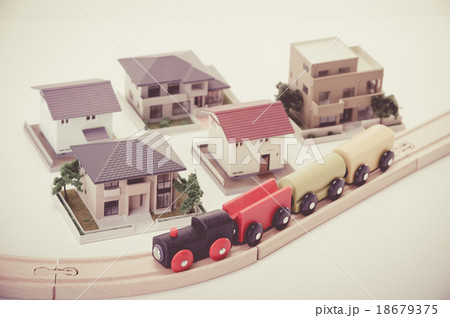 住宅街を走るおもちゃの機関車 18679375