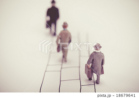 あみだくじを歩くビジネスマン 18679641