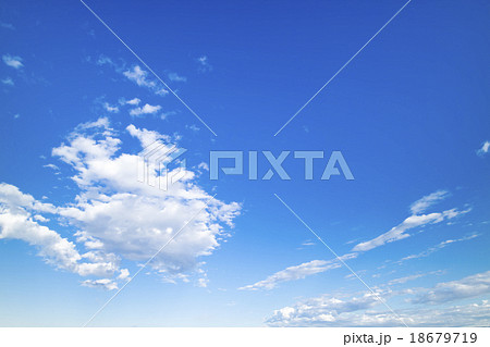 青空　空　雲　秋の空　背景　背景素材　11月 18679719