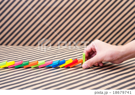 ドミノ倒し 18679741