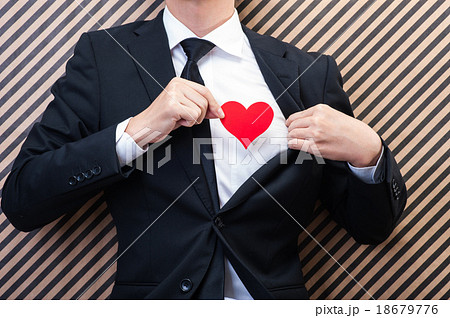 ハートマークと男性 18679776
