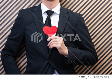 ハートマークと男性 18679781