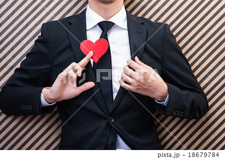 ハートマークと男性 18679784
