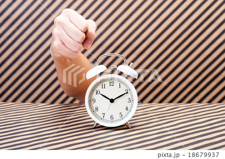 目覚まし時計を壊す手 18679937