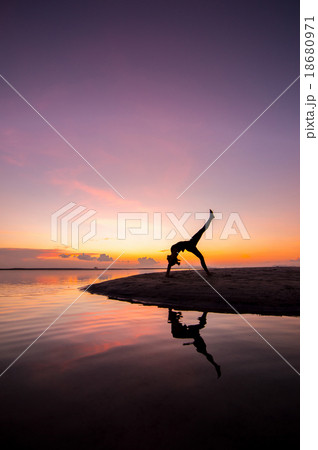 Yoga Yoga 18680971