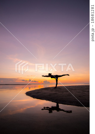 Yoga Yoga 18681281