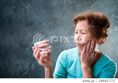 高齢者の日本人女性と虫歯 高齢者の日本人女性と虫歯 18681772