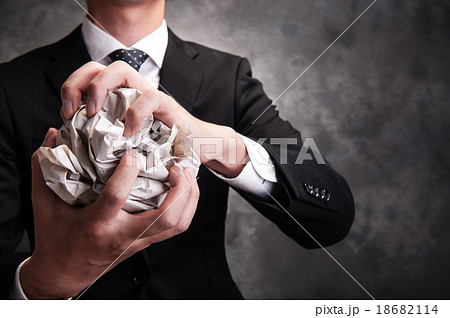 紙を丸めるビジネスマン 18682114