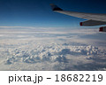 飛行機の窓から見る景色(雲海) 18682219