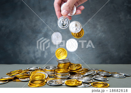 手から落ちるコイン,たくさんのお金 手から落ちるコイン,たくさんのお金 18682618