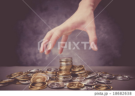 お金を掴み取る手 18682638
