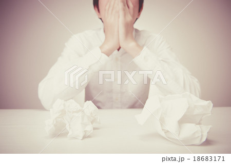 紙を丸めるビジネスマン 18683171