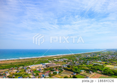 海と田舎の風景を空撮の写真素材