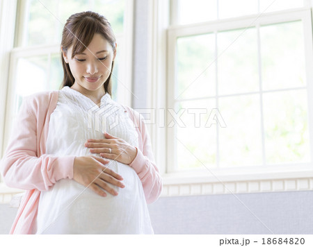 お腹に手をあてる妊婦 18684820