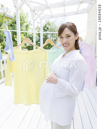 洗濯物を干す妊婦 18684838