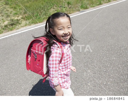 ランドセルを背負った女の子 ランドセルを背負った女の子 18684841