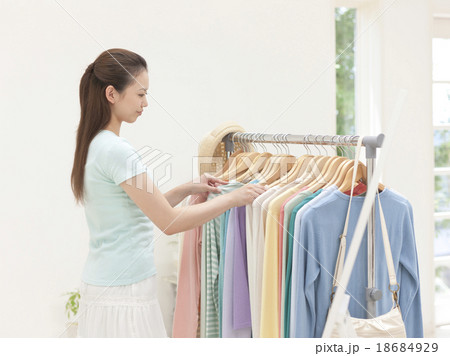 服を選ぶ女性 18684929