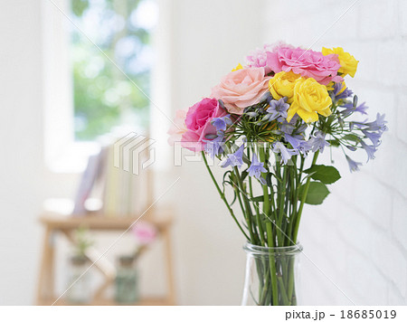 花瓶に生けた花の写真素材