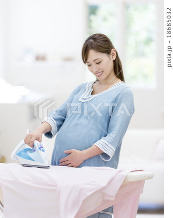 お腹に手をあてる妊婦 18685032