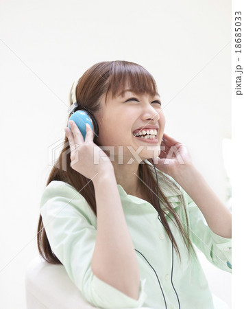 ヘッドホンで音楽を聴く女性 18685033