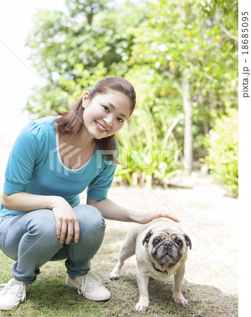 犬と女性の写真素材