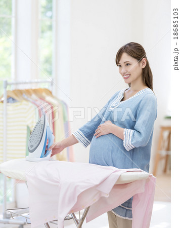 お腹に手をあてる妊婦 18685103