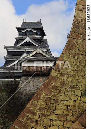 熊本城天守閣と二様の石垣 18686928