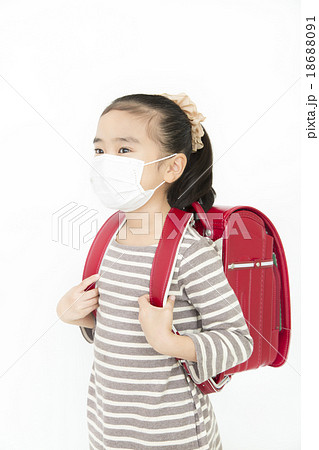 マスクをする女の子 風邪予防 女の子 ランドセル マスクの写真素材