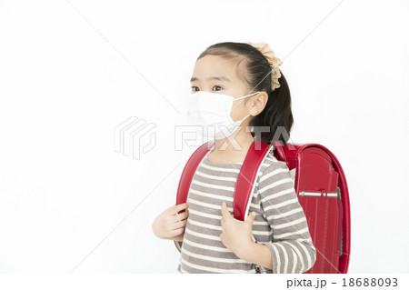 マスクをする女の子 風邪予防 女の子 ランドセル マスク マスクをする女の子 風邪予防 女の子 ランドセル マスク 18688093