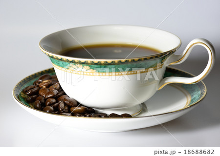 コーヒー豆とコーヒーカップ コーヒー豆とコーヒーカップ 18688682