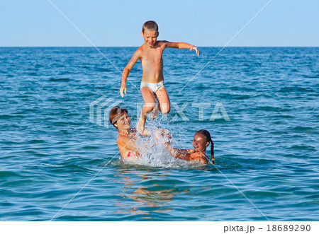 Familys summer holidays on sea. 18689290