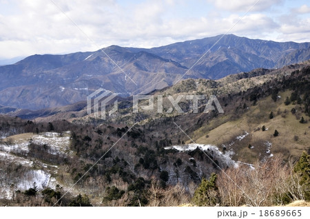 笠取山から初冬の奥秩父山塊の眺め 笠取山から初冬の奥秩父山塊の眺め 18689665