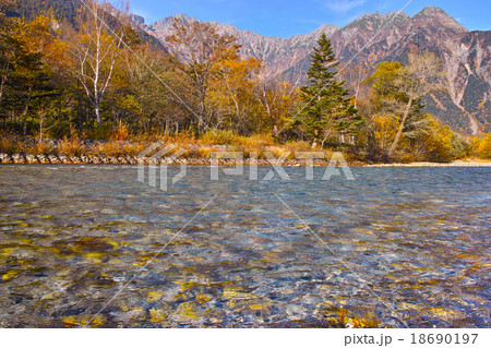 秋の上高地　梓川 18690197