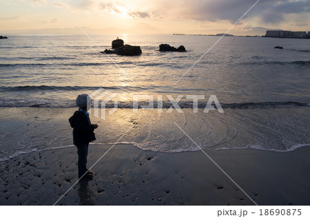 日の入り風景と子供のシルエット 18690875
