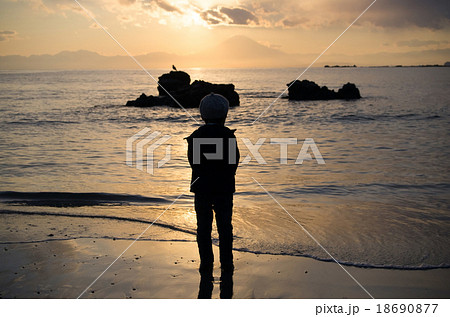 日の入り風景と子供のシルエット 18690877