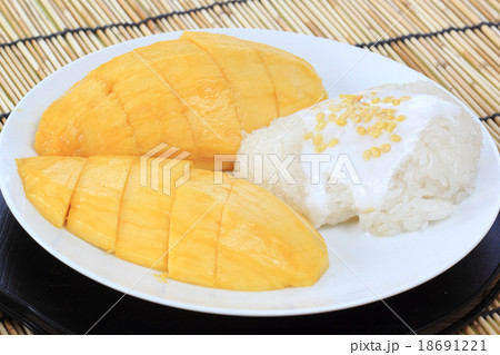 Ripe mango and sticky rice 18691221