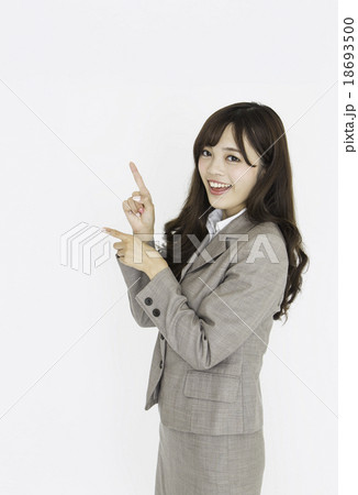 スーツの女性【指差し】 18693500